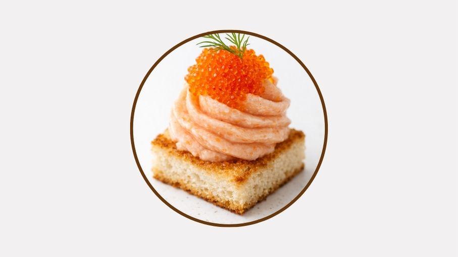Канапе с муссом из копченого лосося и икрой тобико