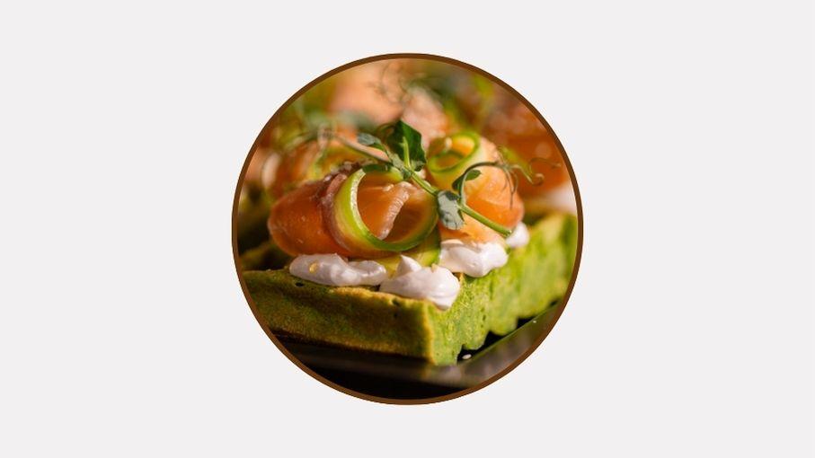 Шпинатная вафля с лососем