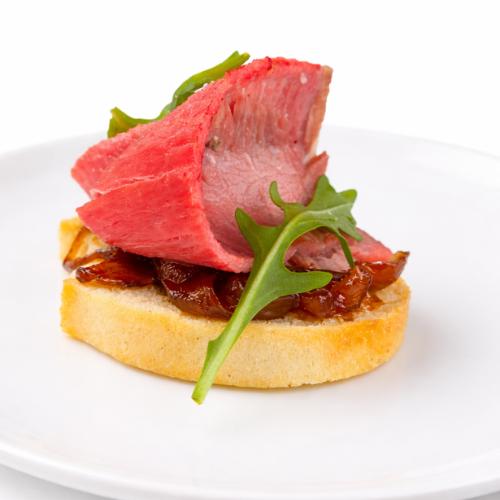 Канапе с ростбифом и карамелизированным луком